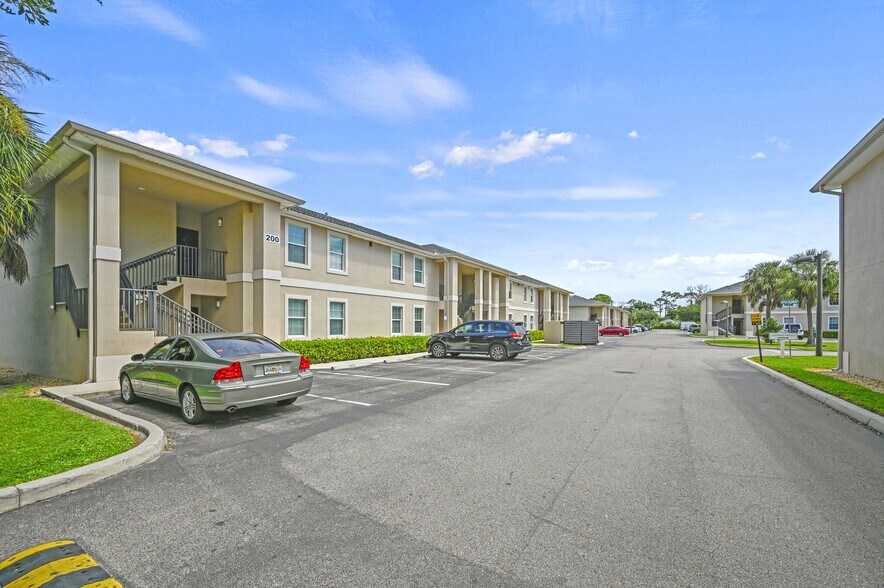 200 Dahlia Ln, Fort Myers, FL à vendre - Photo de l’immeuble – Image 3 sur 13