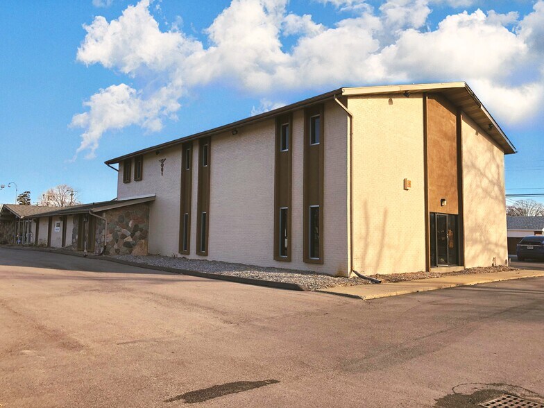 9216 Middlebelt Rd, Livonia, MI à louer - Photo de l’immeuble – Image 2 sur 7