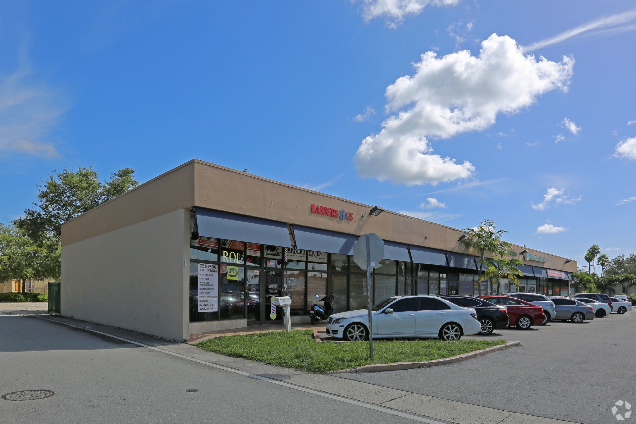 357-379 NE 167th St, Miami, FL à louer Photo principale– Image 1 sur 15