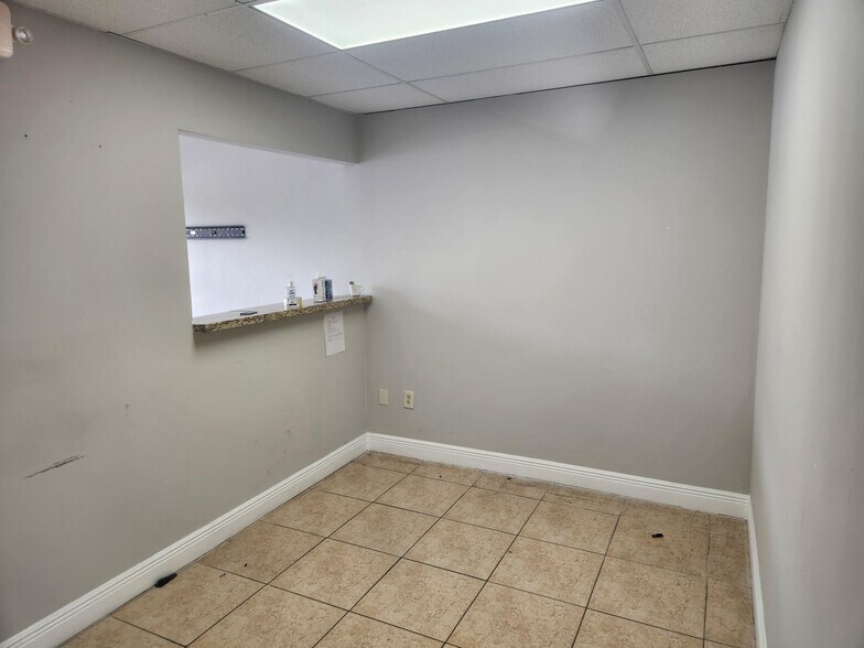 1410 SW 1st St, Miami, FL à louer - Photo de l’immeuble – Image 3 sur 15