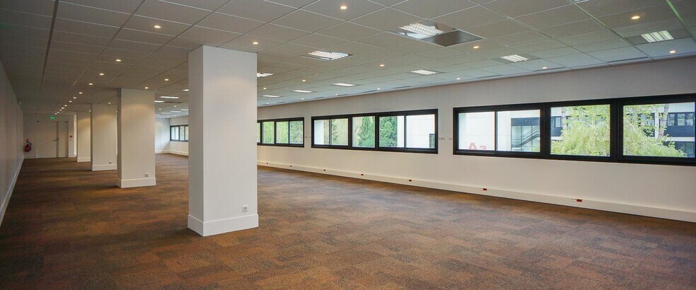 Bureau dans Voisins-le-Bretonneux à louer - Photo de l’immeuble – Image 1 sur 18