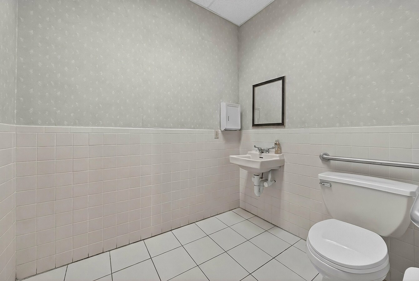 24-26 Liberty Square Mall, Stony Point, NY 10980 - Lot 24-25-26 -  - Photo intérieure - Image 1 of 43