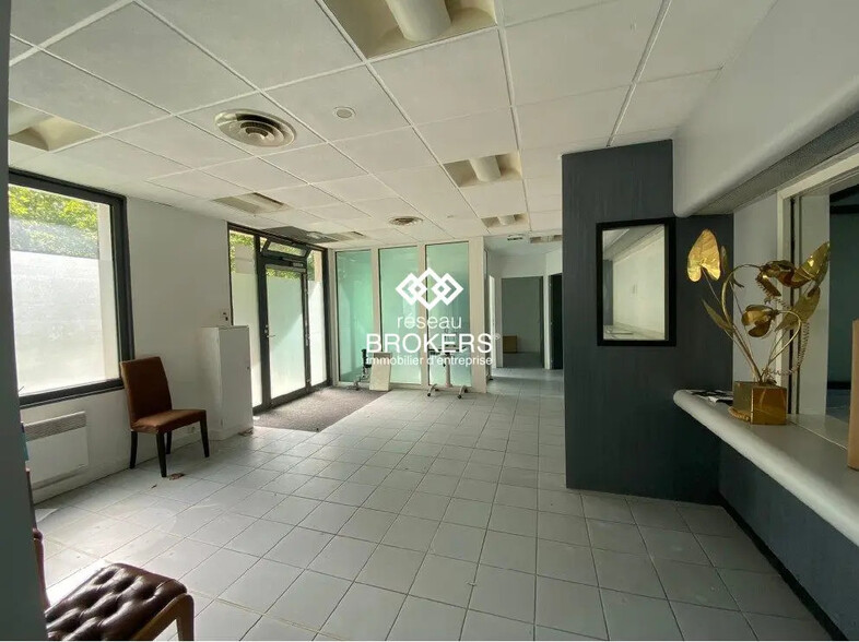 Local commercial dans Bussy-Saint-Georges à louer - Photo de l’immeuble – Image 2 sur 4