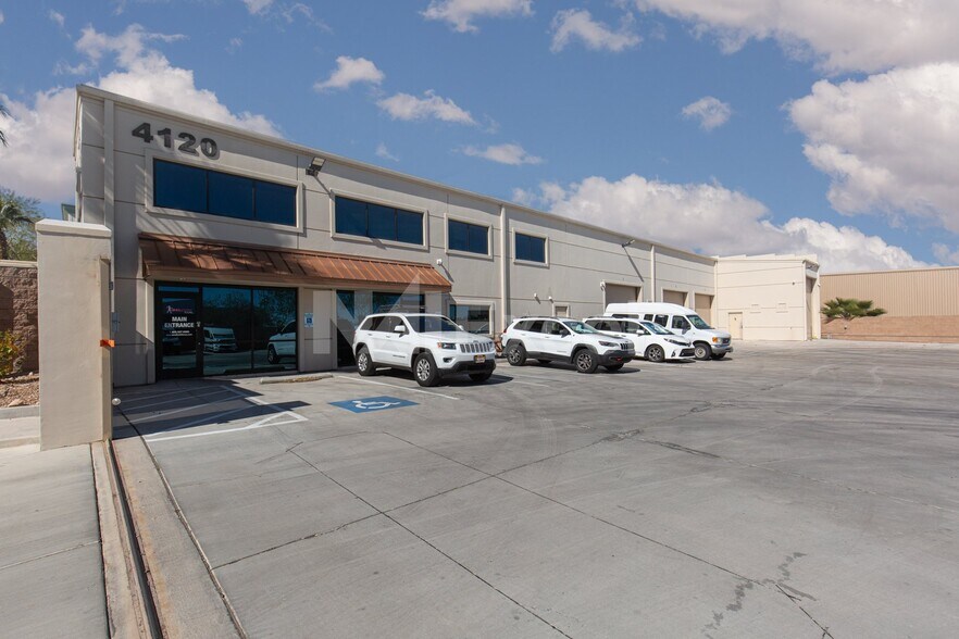 4120 W Patrick Ln, Las Vegas, NV à louer - Photo de l’immeuble – Image 2 sur 18