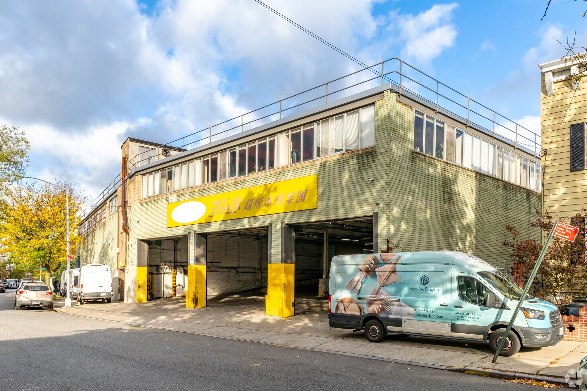 5851 Maspeth Ave, Maspeth, NY à louer Photo de l’immeuble– Image 1 sur 2