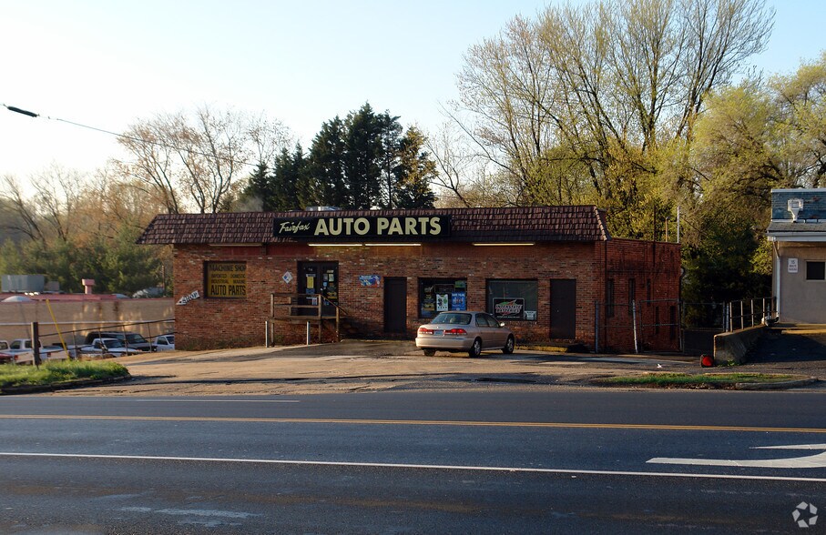 8701-8703 Lee Hwy, Fairfax, VA à louer - Photo de l’immeuble – Image 2 sur 2