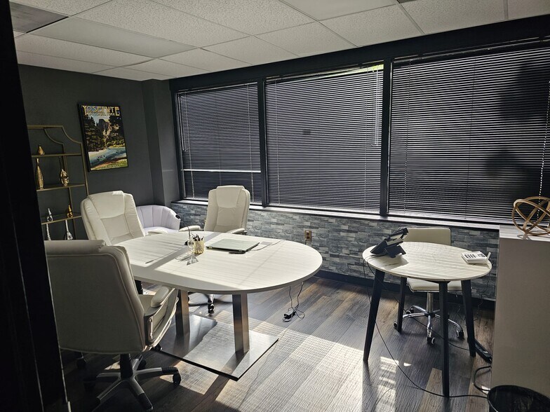 200 Craig Rd, Manalapan Township, NJ à louer - Photo intérieure – Image 1 sur 11