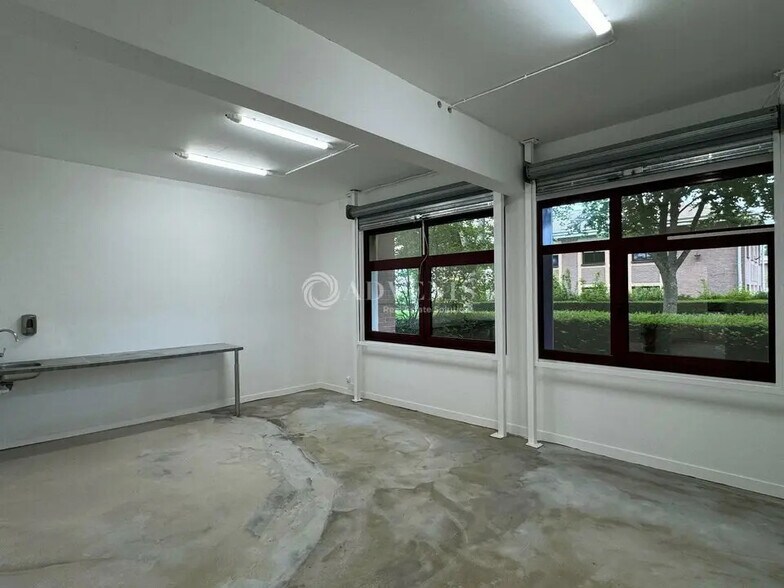 Local d’activités dans Voisins-le-Bretonneux à louer - Photo de l’immeuble – Image 2 sur 5