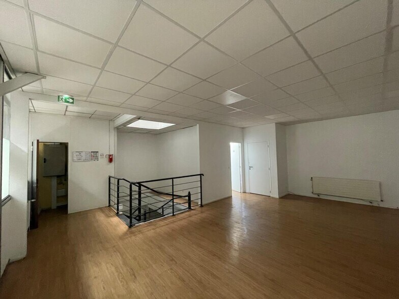 Local d’activités dans Clamart à louer - Photo de l’immeuble – Image 2 sur 12