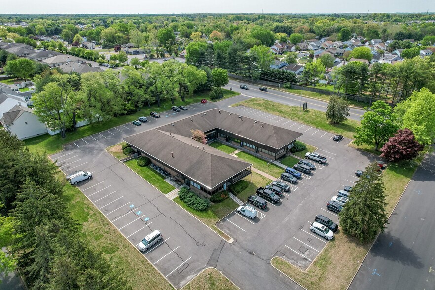 1405 Chews Landing Rd, Laurel Springs, NJ à vendre - Photo de l’immeuble – Image 1 sur 4