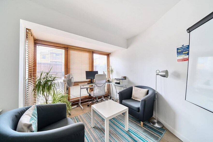 40 New Windsor St, Uxbridge à vendre - Photo de l’immeuble – Image 3 sur 13