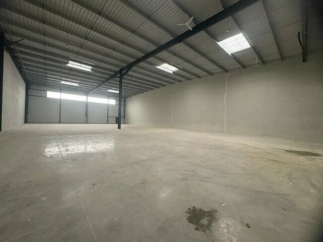 Plus de détails pour Local d'activités à louer