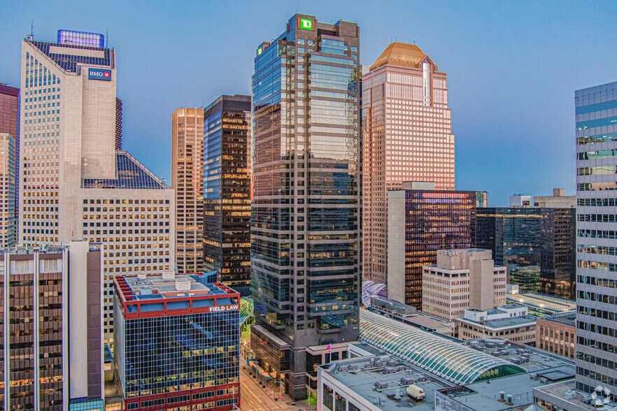 421 7th Ave SW, Calgary, AB à louer - Photo principale – Image 1 sur 17