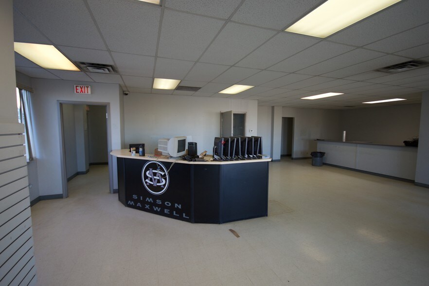 5711 80th Ave SE, Calgary, AB à louer - Photo de l’immeuble – Image 2 sur 3