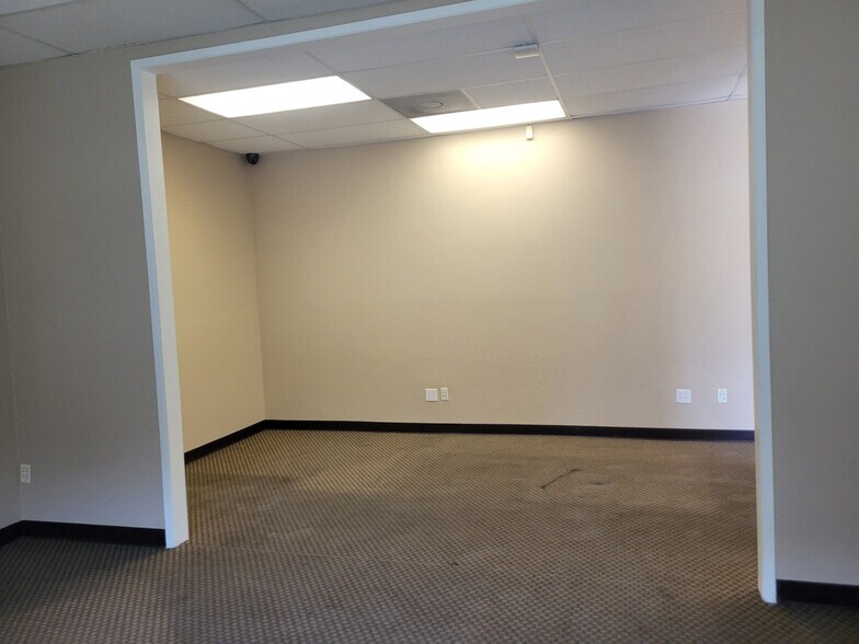 29885 2nd St, Lake Elsinore, CA à louer - Photo de l’immeuble – Image 3 sur 11