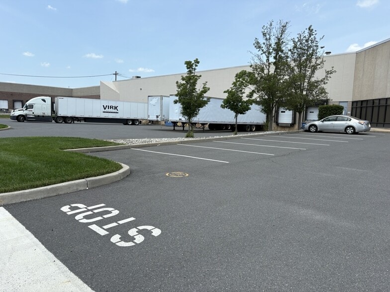 100 Newfield Ave, Edison, NJ à louer - Photo de l’immeuble – Image 1 sur 3
