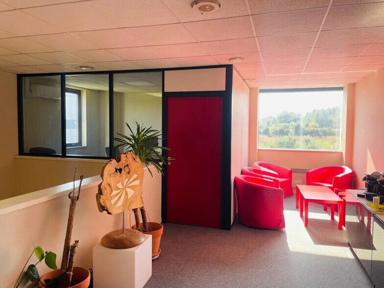 Local d’activités dans Lieusaint à louer - Photo de l’immeuble – Image 3 sur 10