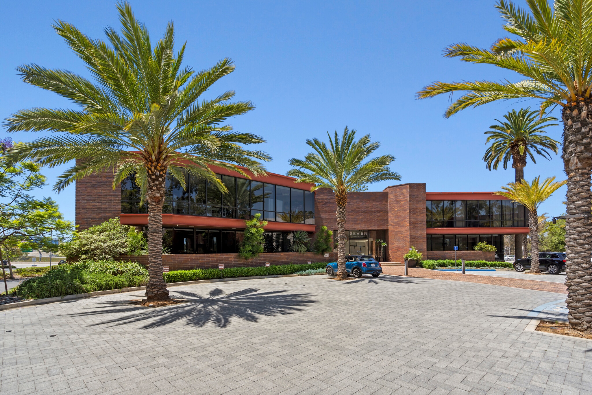 7 Upper Newport Plaza Dr, Newport Beach, CA à louer Photo de l’immeuble– Image 1 sur 14