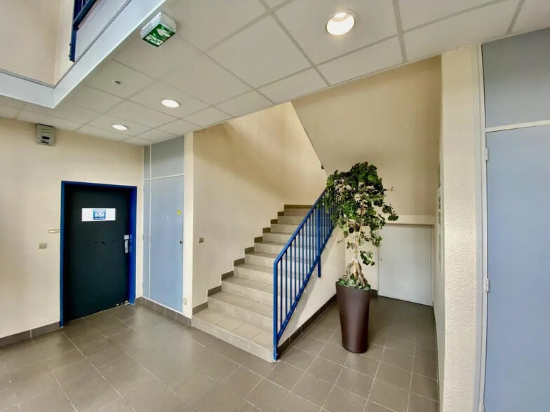 15 Allée Des Ginkgos, Bron à louer - Hall d’entrée – Image 3 sur 3