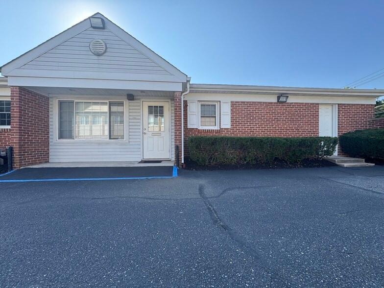200 E Main St, Smithtown, NY à louer - Photo de l’immeuble – Image 3 sur 14
