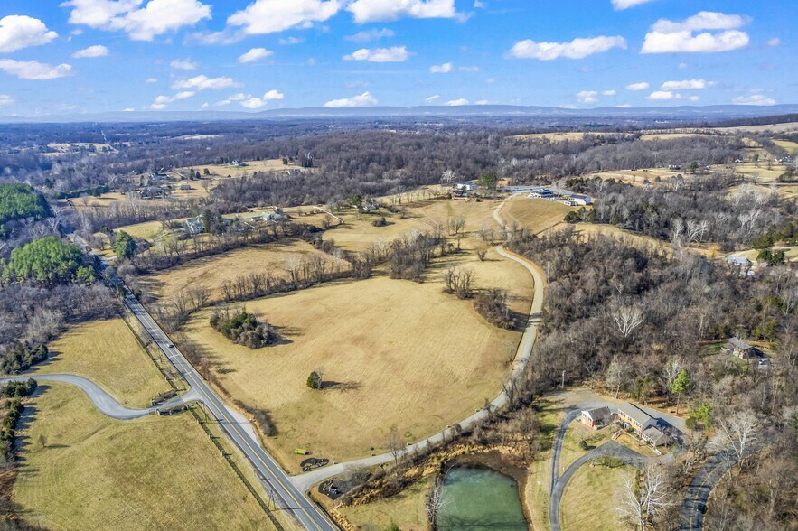 23130 Briar Patch Ln, Middleburg, VA à louer - Photo de l’immeuble – Image 2 sur 5
