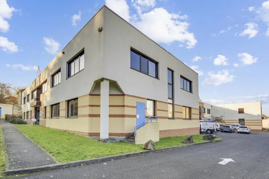 Local d’activités dans Champs-sur-Marne à louer - Photo de l’immeuble – Image 1 sur 3