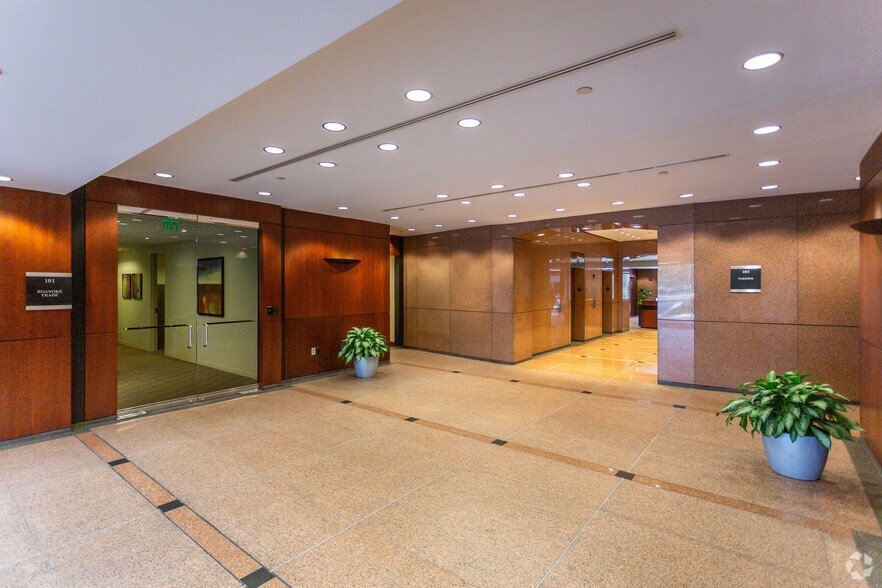 7600 Corporate Center Dr, Miami, FL à louer - Hall d’entrée – Image 2 sur 34