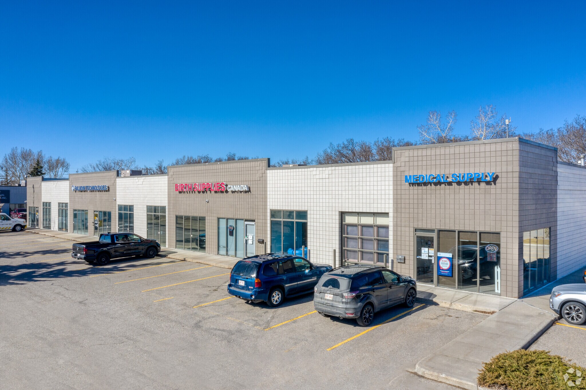 6330 12th St SE, Calgary, AB à louer Photo principale– Image 1 sur 6