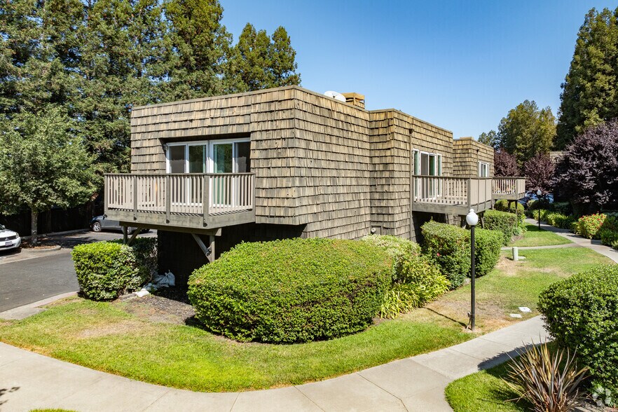 725 W College Ave, Santa Rosa, CA à vendre - Photo principale – Image 1 sur 24