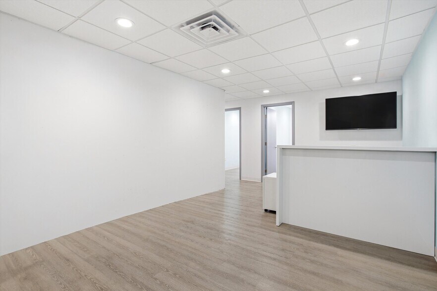 7300-7330 SW 62nd Pl, South Miami, FL à vendre - Photo intérieure – Image 2 sur 9