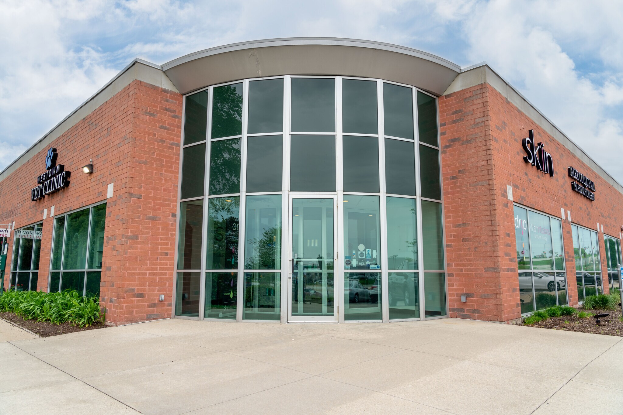 21675 E Moreland Blvd, Waukesha, WI à louer Photo de l’immeuble– Image 1 sur 8