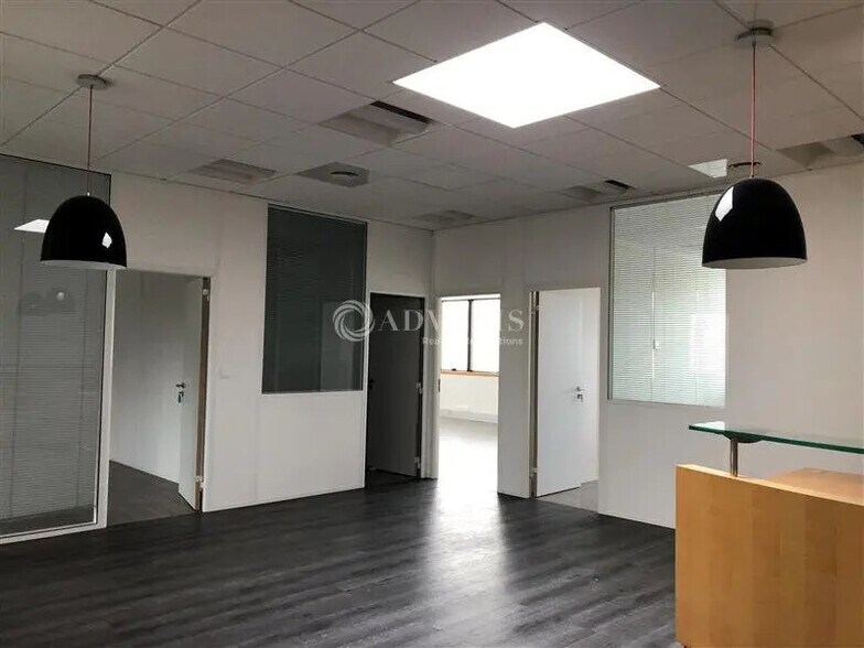 Local d’activités dans Jouy-en-Josas à louer - Photo intérieure – Image 2 sur 9