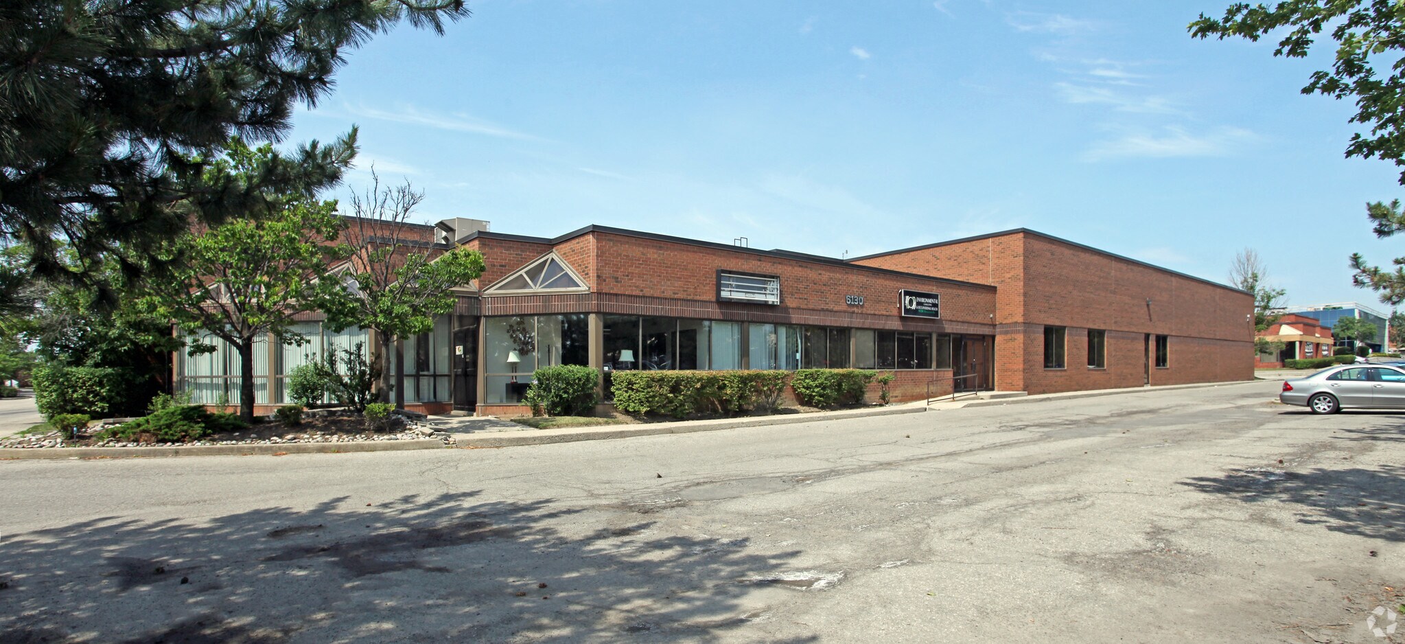 6130 Tomken Rd, Mississauga, ON à vendre Photo principale– Image 1 sur 3