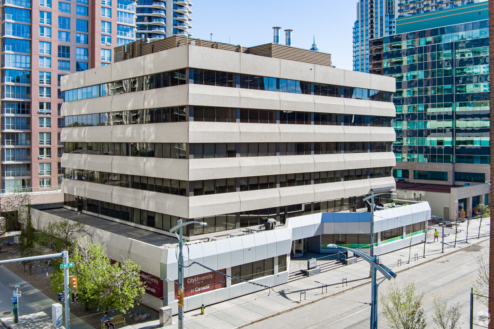1040 7th Ave SW, Calgary, AB à louer Photo de l’immeuble– Image 1 sur 9