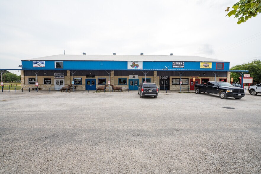 15033 Main St, Lytle, TX à louer - Photo de l’immeuble – Image 3 sur 5