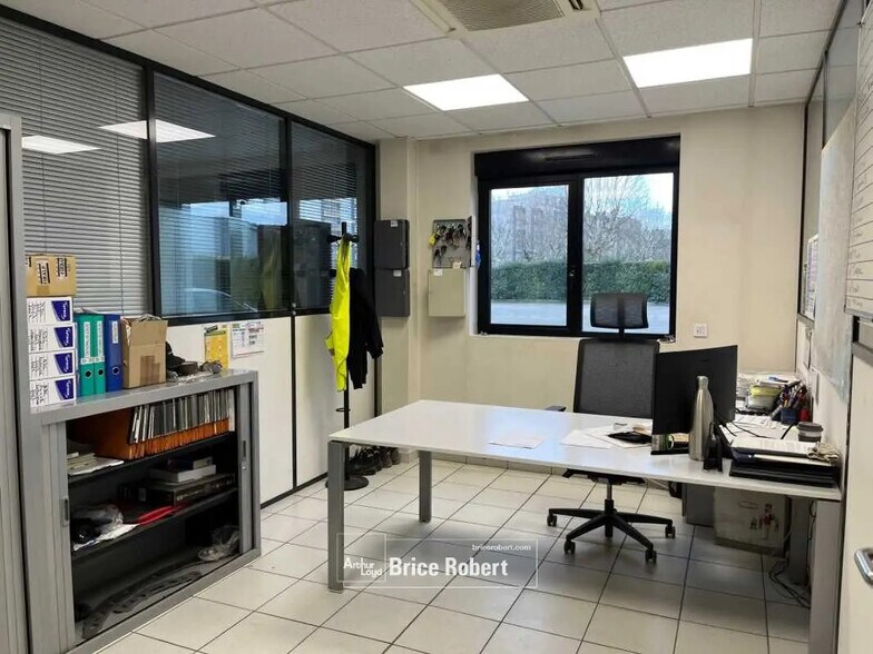 Local d'activités dans Saint-Priest à vendre - Photo de l’immeuble – Image 2 sur 6