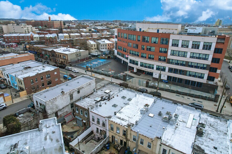 55-13 Metropolitan Ave, Ridgewood, NY à louer - Photo de l’immeuble – Image 3 sur 14