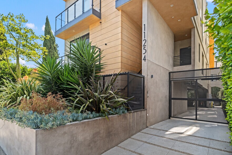 11254 Mississippi Ave, Los Angeles, CA à vendre - Photo de l’immeuble – Image 1 sur 31