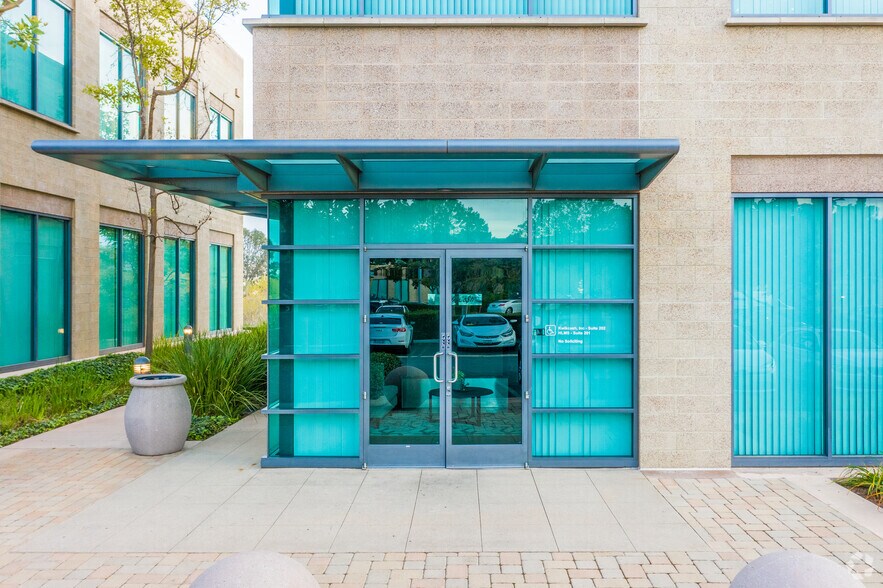 9150 Irvine Center Dr, Irvine, CA à louer - Photo de l’immeuble – Image 3 sur 5