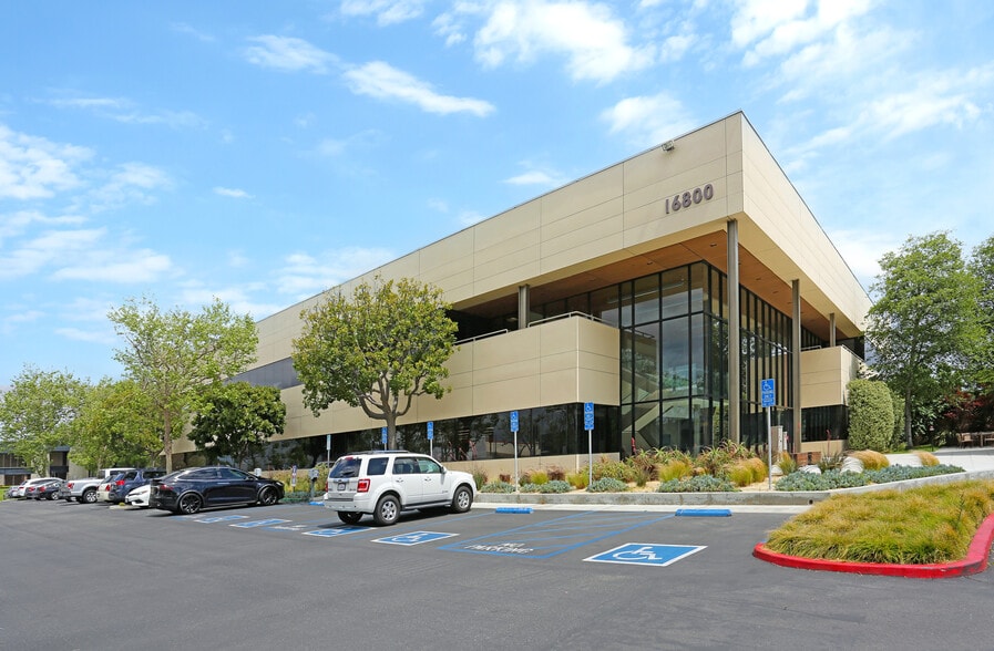16800 Aston St, Irvine, CA à louer - Photo de l’immeuble – Image 3 sur 9