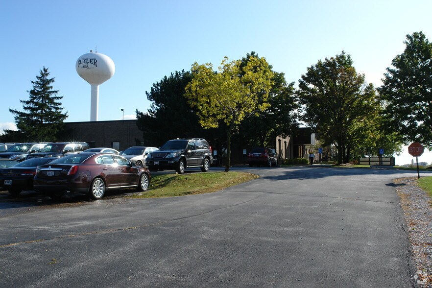 13000 W Silver Spring Rd, Butler, WI à louer - Photo de l’immeuble – Image 3 sur 13