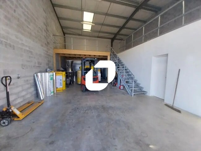 Plus de détails pour Local d'activités à louer