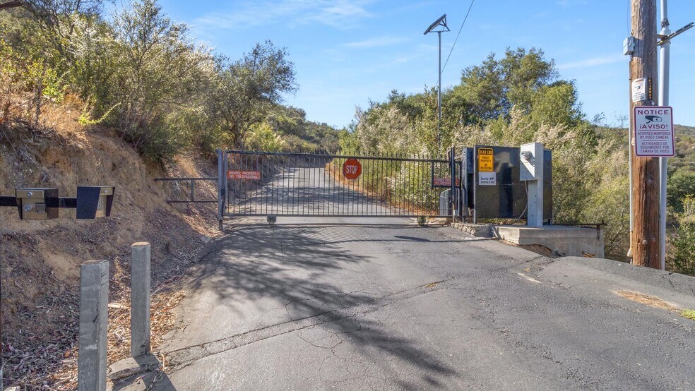 3020 Lynn Ln, San Marcos, CA à vendre - Photo de l’immeuble – Image 3 sur 38