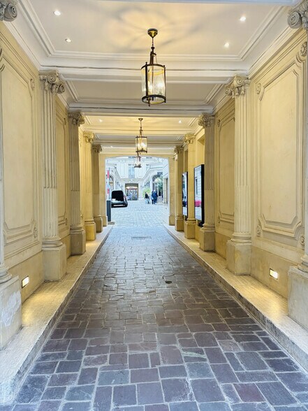 94 Rue Saint-Lazare, Paris à louer - Photo de l’immeuble – Image 3 sur 8