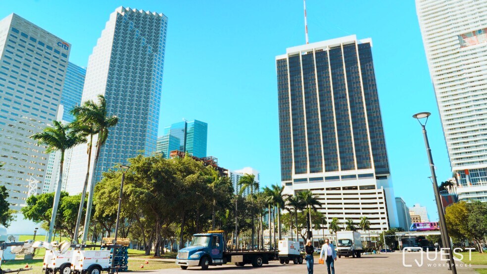 2 S Biscayne Blvd, Miami, FL à louer - Vidéo sur l’annonce professionnelle – Image 2 sur 10