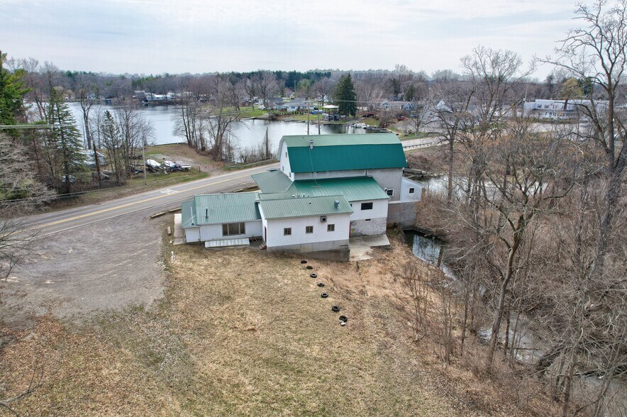 8572 Silver Lake Rd, Linden, MI à vendre - Photo de l’immeuble – Image 2 sur 35
