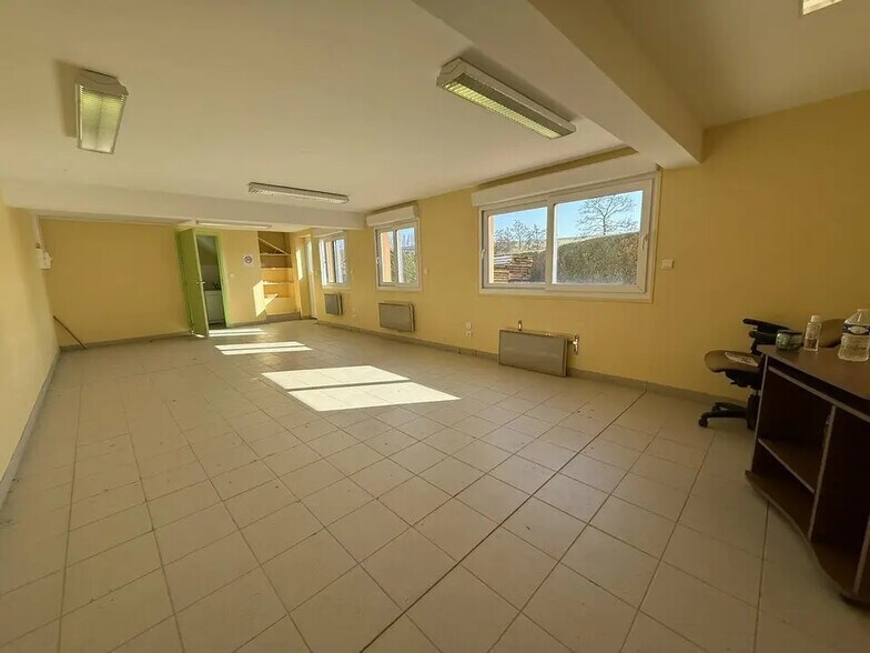 Local d’activités dans Beauvais à louer - Photo de l’immeuble – Image 2 sur 5