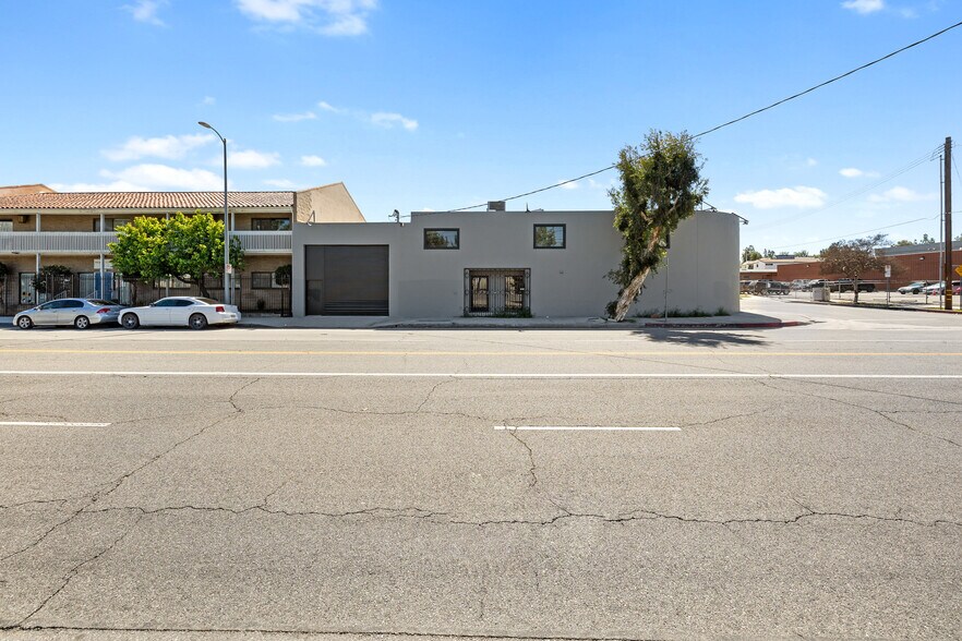 18536 Oxnard St, Tarzana, CA à louer - Photo de l’immeuble – Image 1 sur 30