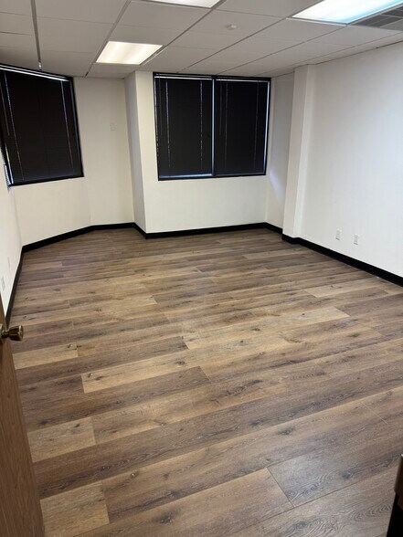 6377 Nancy Ridge Dr, San Diego, CA à louer - Photo de l’immeuble – Image 3 sur 7