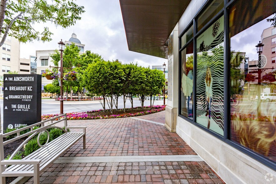 11635 Ash St, Leawood, KS à louer - Photo de l’immeuble – Image 2 sur 19